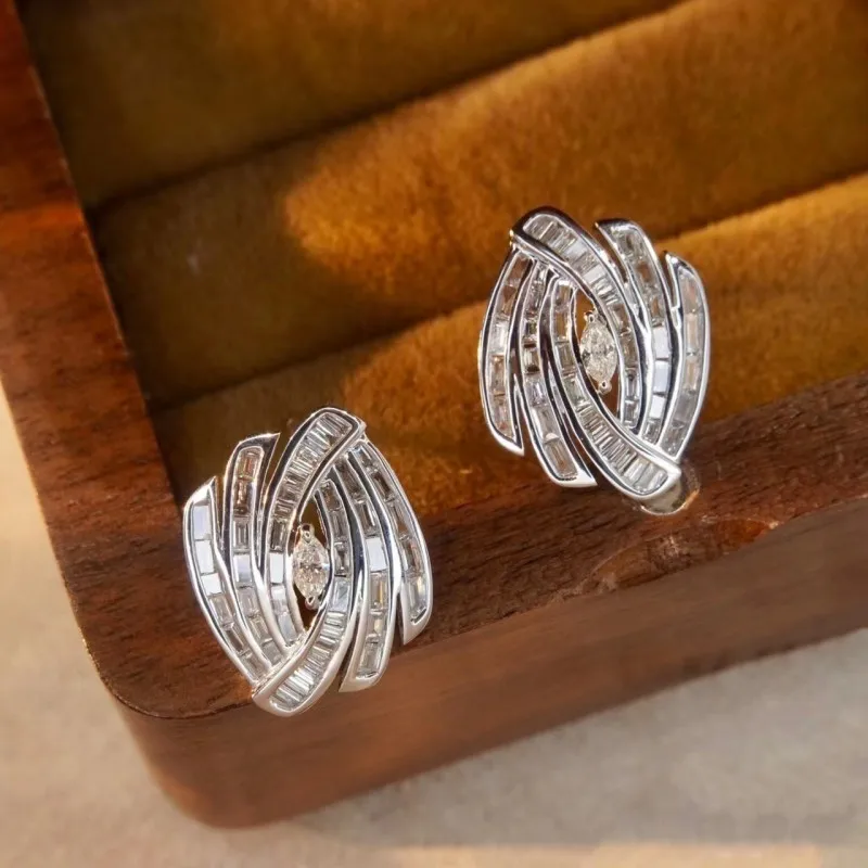 Huitan unregelmäßige Ohr stecker Silber Farbe Luxus gepflasterte geometrische Zirkonia Kristall Ohrringe für Frauen Temperament Schmuck