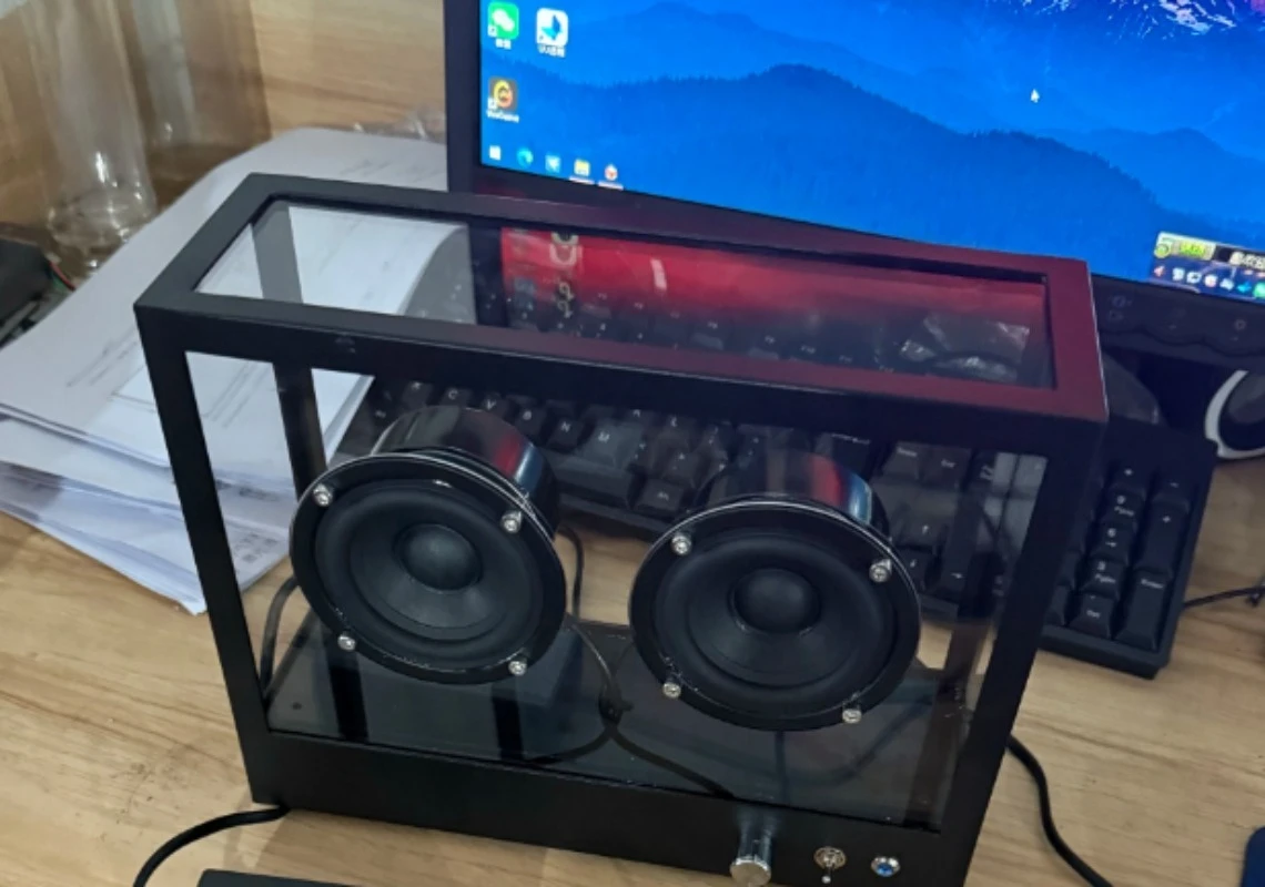 

Ретро-стереосистема с Bluetooth и прозрачным сабвуфером