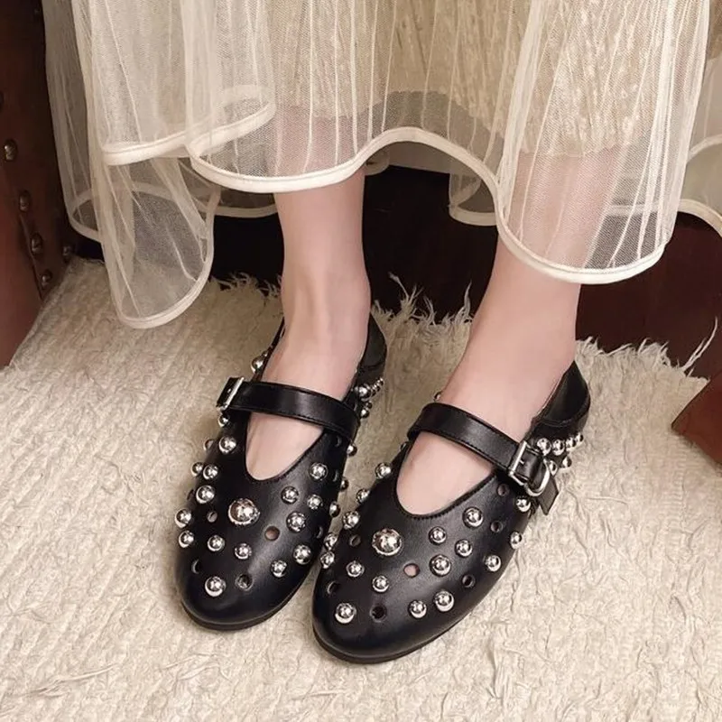 

Новые женские туфли Мэри Джейн с круглым носком, на плоской подошве, с заклепками, кожаные, с пряжкой, балетки, сандалии с вырезами, весна-лето 2026