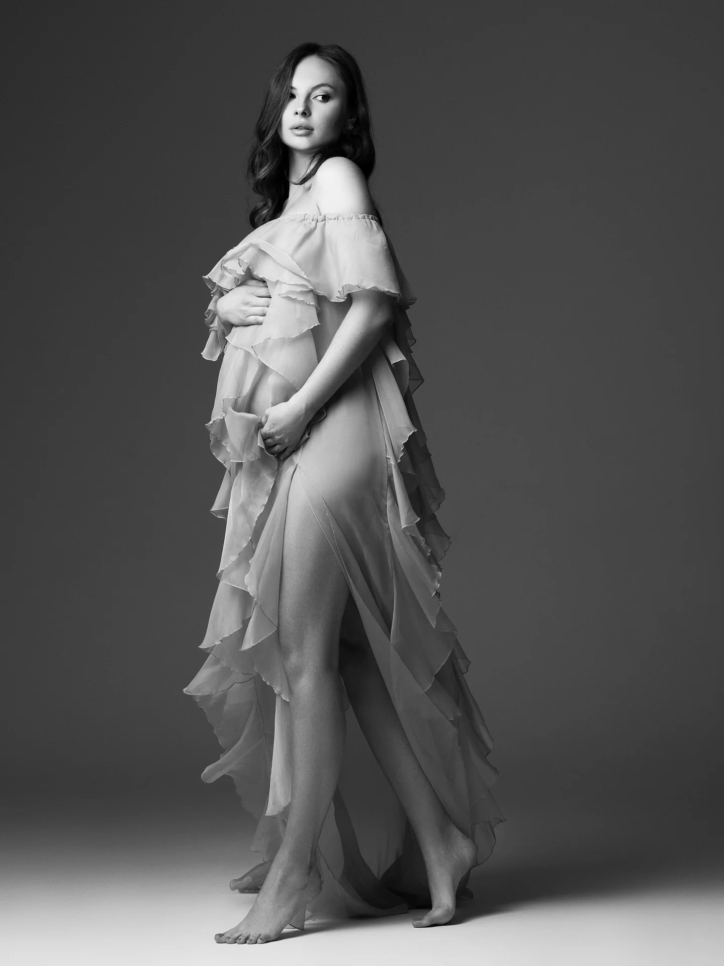 สวยสีชมพู Ruffles ชุดคลุมท้องถ่ายภาพภาพลวงตา Ruffled ชีฟองคลอดบุตรถ่ายภาพชุด Sheer Baby Shower Dress