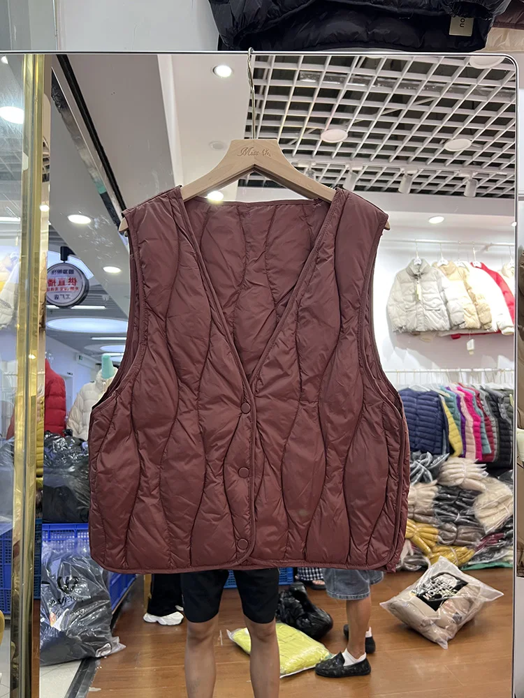 سترة نسائية شتوية جديدة لعام 2025 خفيفة الوزن وقصيرة ورقبة على شكل حرف V وبطانة داخلية متعددة الاستخدامات سترة بيضاء مبطنة للأسفل #3