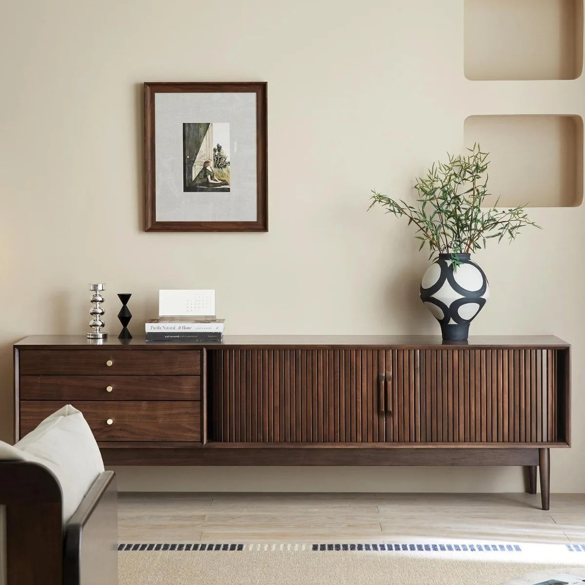 

Тумба под телевизор из массива черного ореха в скандинавском ретро-стиле для гостиной