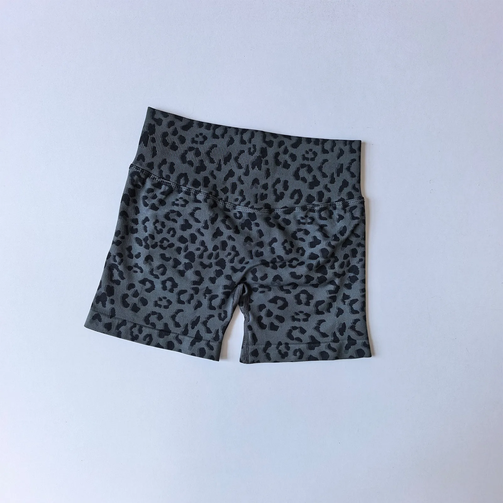 Sexy Leopardenmuster High-Waist Yoga-Shorts für Damen, Sommer, Hüftlift, nahtlos, pfirsichfarben, dreiviertellang, eng anliegende Fitness-Sport-Hose – Detail 9