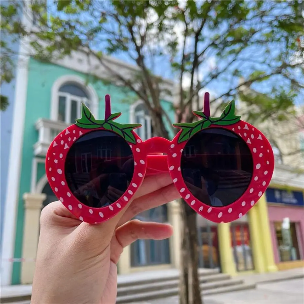 

In Style Trendy Funny Pineapple Sunglasses Fruit Design Beach Photo Glasses Party Shades for Women & Men