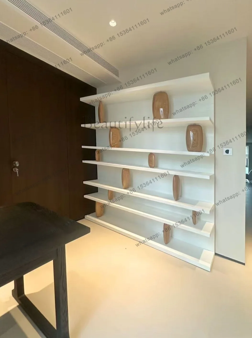 High-end solid wood bookshelf floor-to-ceiling against the wall Modern light luxury high-end art villa Multi-layer storage rack