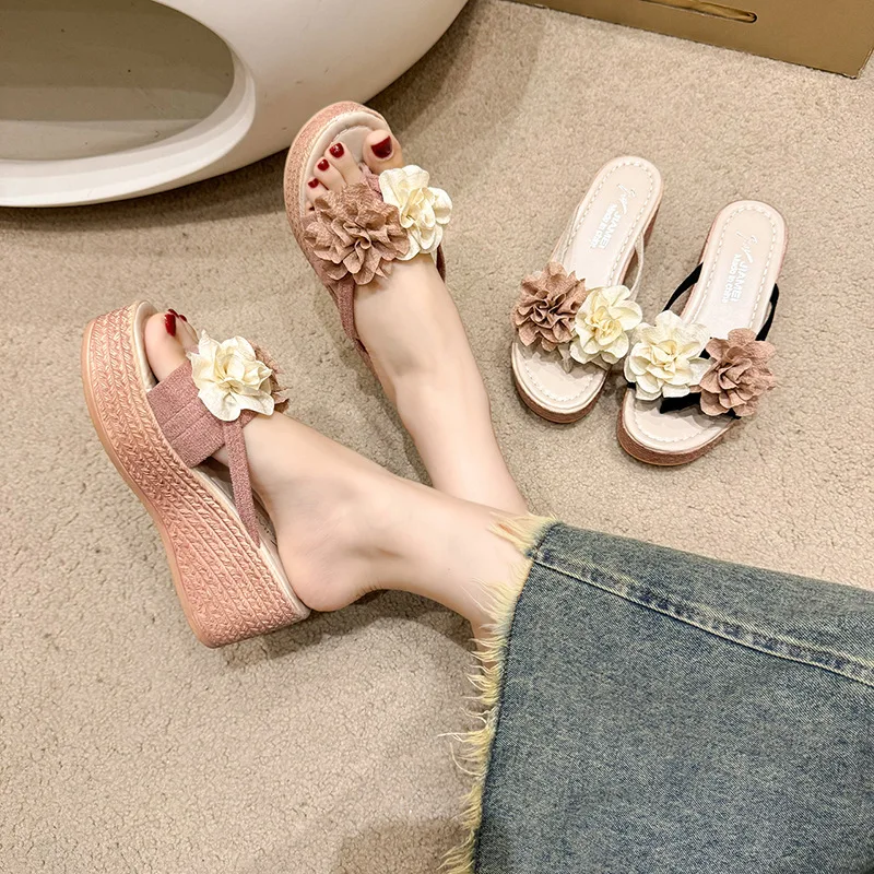 

Женские шлепанцы на танкетке 2026: Новые летние пляжные сандалии на платформе, модные шлепанцы с цветами, женские шлепанцы на высоком каблуке, женские слайды