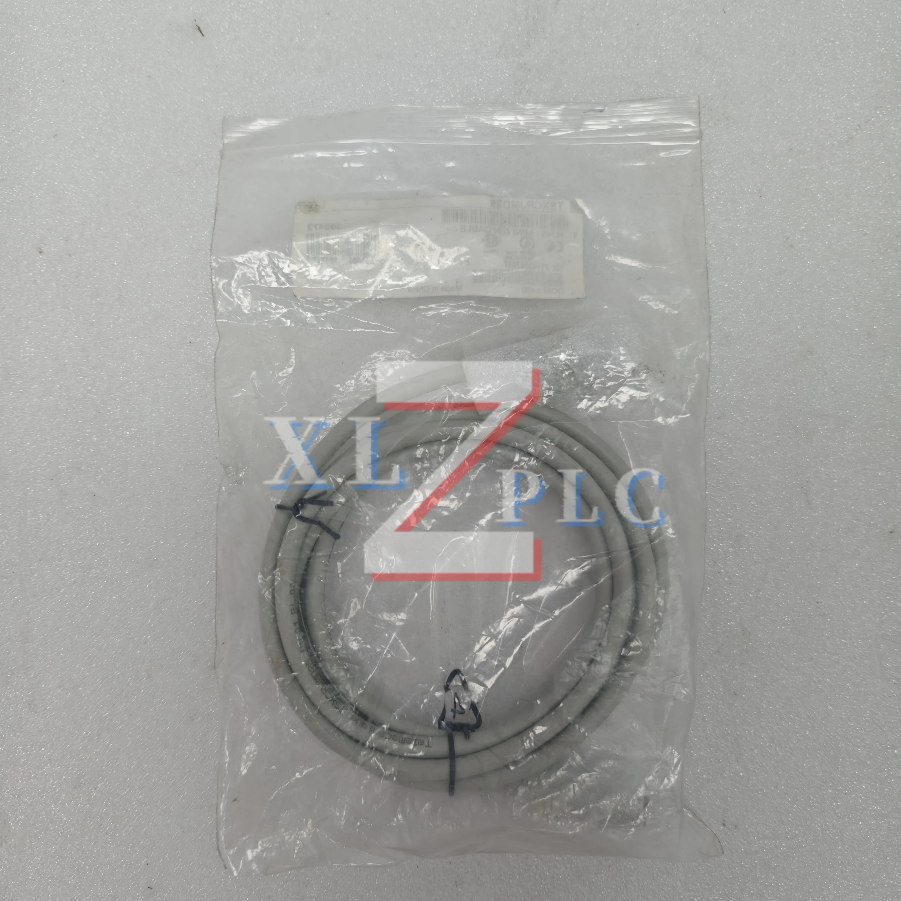 상자에 들어 있는 새 프로그래밍 케이블 TSXCRJMD25