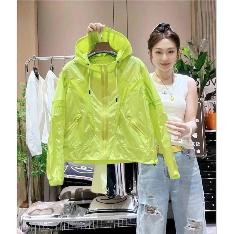 

Женская летняя куртка 2026 года: новая, свободная, повседневная, модная, больших размеров, с капюшоном, легкая, с защитой от УФ-лучей