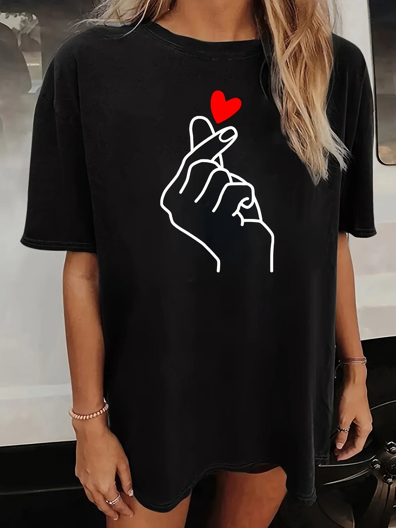 Women's Finger & Heart Print T-shirt - Short Sleeve Crew Neck Casual Top for Summer & Spring