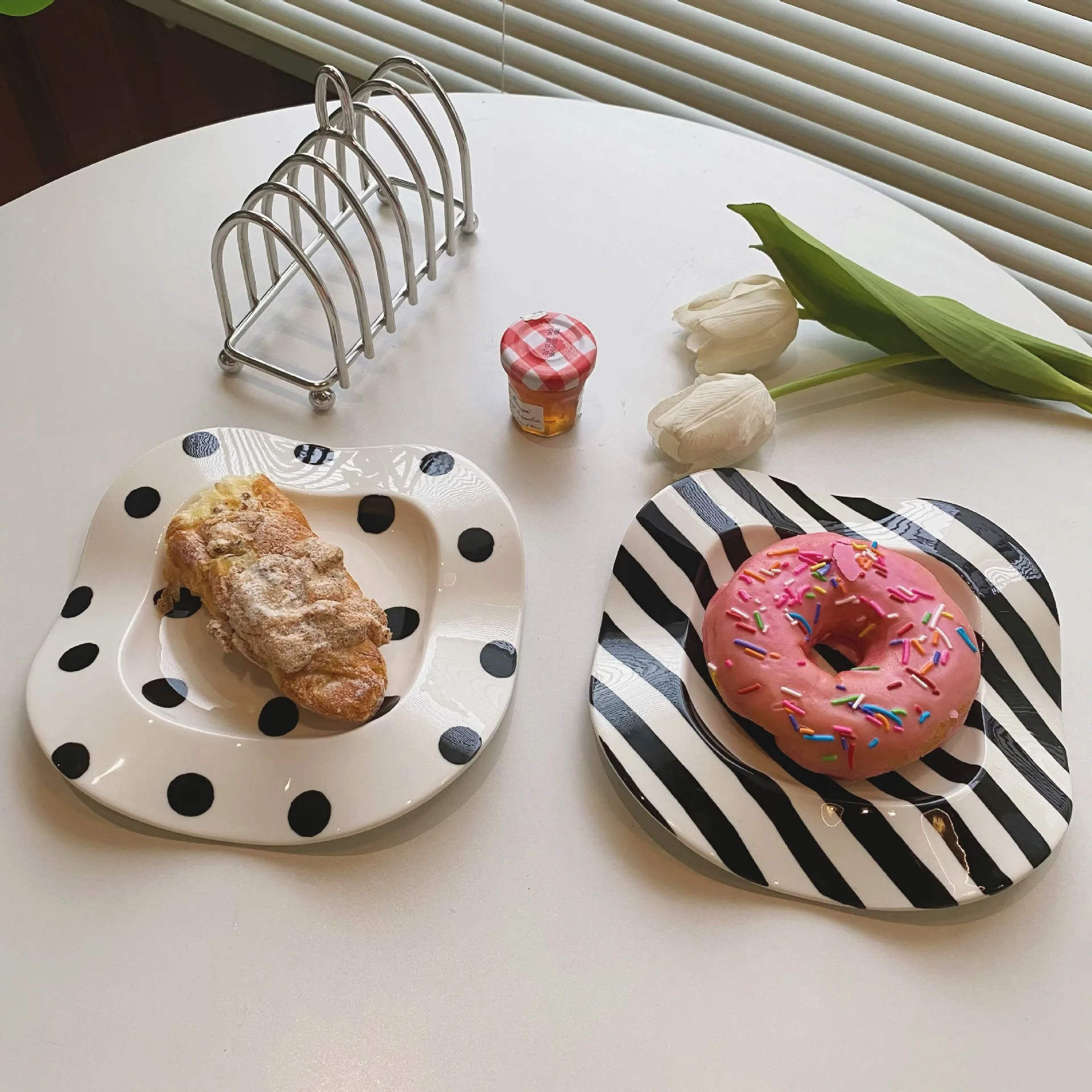 Simple Wave Breakfast Plate Black and White Wavy Dot Stripe Irregular Underglaze Color Ceramic Wavy Edge Dessert Plate