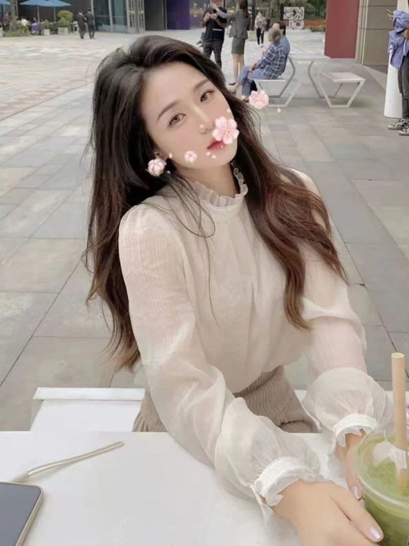 Elegancka koronkowa stójka, falbanki pod spód, damski design, mały krój Cro Me, szyfonowa długa bluzka z długim rękawem, spódniczka wewnętrzna.