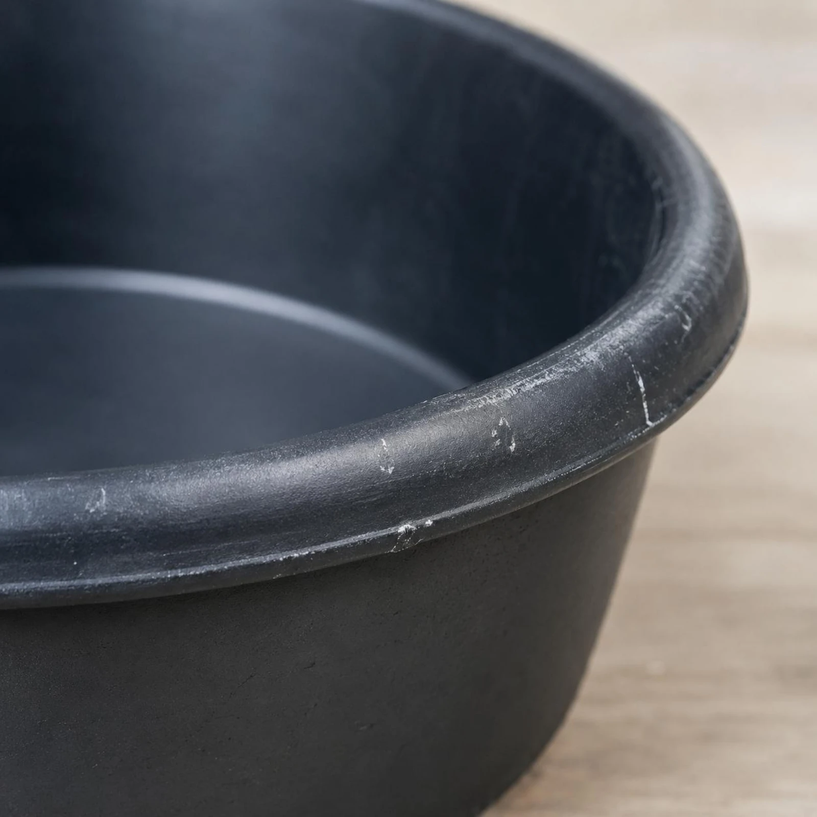 Comedero Bajo de Plástico Negro para Mascotas con Interior Plano