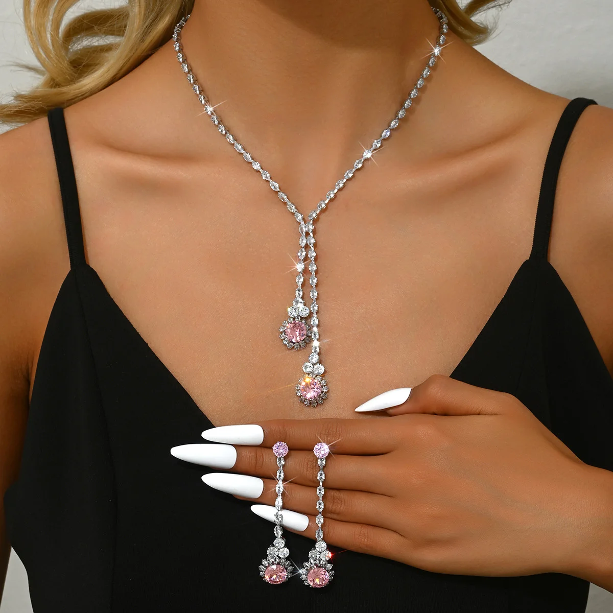 

Simple, versatile and exquisite zircon pendant necklace and earrings set. Wedding dress and formal attire accessories.