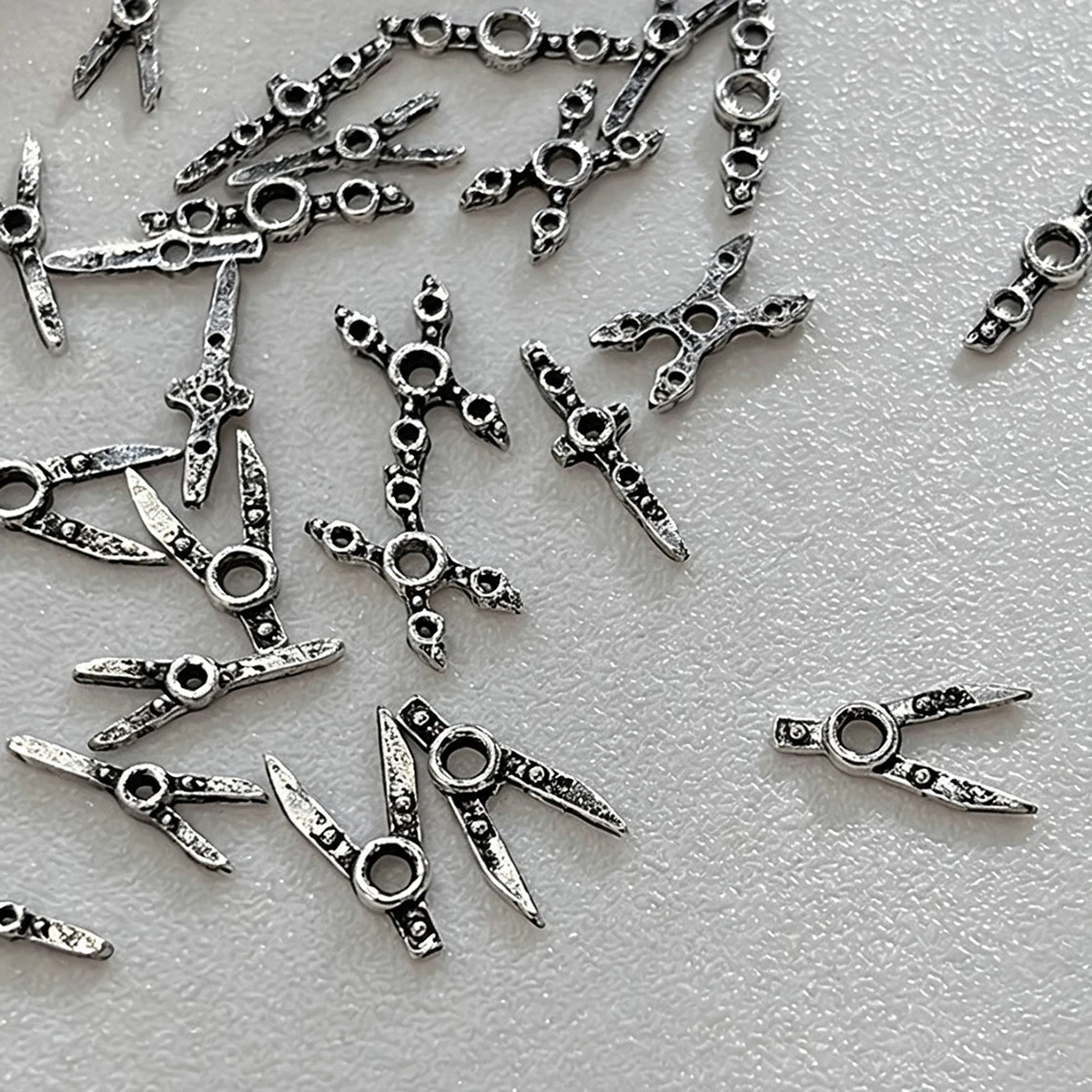 20 Pieces of European and American Retro Dark Style X-Shaped and Y-Shaped Nail Art Decorations, Three-Dimensional Cross Metal Rivet Nail Decorations, Multifunctional DIY Decorative Accessories, Fake Nail Art Decorations