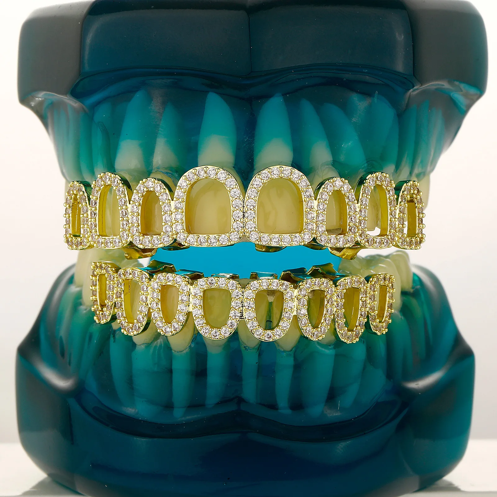 TOPGRILLZ Hollow Window Grillz Set 8 Oben 8 Unten Vergoldetes Kupfer mit CZ-Besetzter Kante Hip-Hop Dekorativer Zahnschmuck für Männer und Frauen – Detail 11