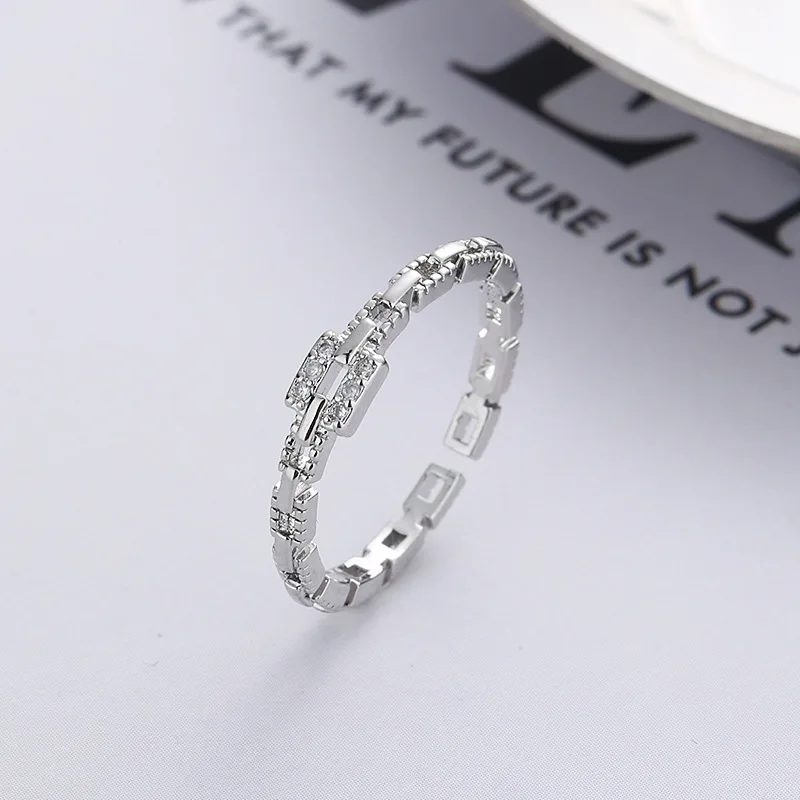 Cincin zirkon rantai putar persegi untuk wanita, perhiasan cincin jari kristal geometris simpul bambu sederhana kreatif