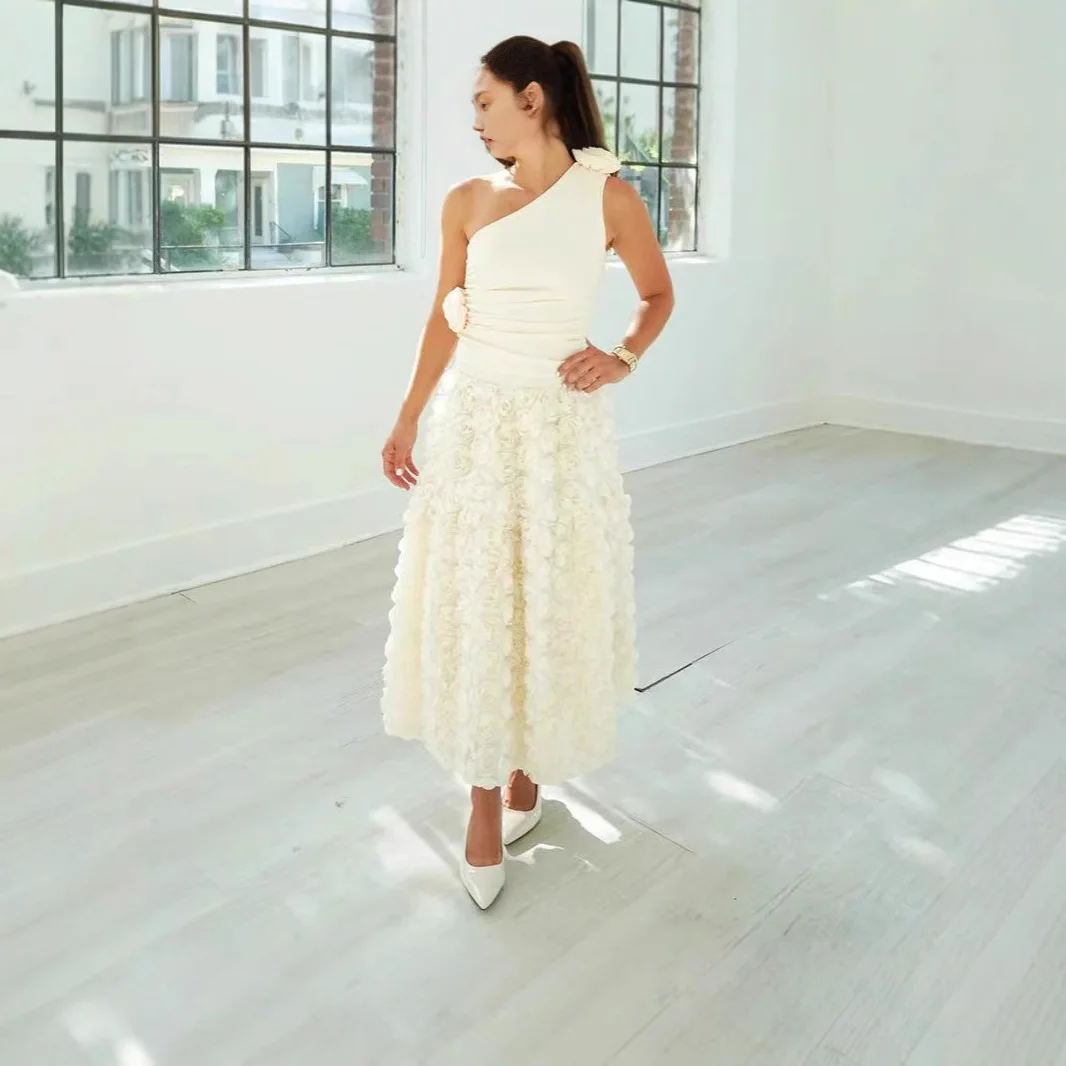 Saia de meio corpo com cintura elástica de flor estéreo elegante de cor sólida. Senhoras primavera e verão novas saias casuais rosa de comprimento médio