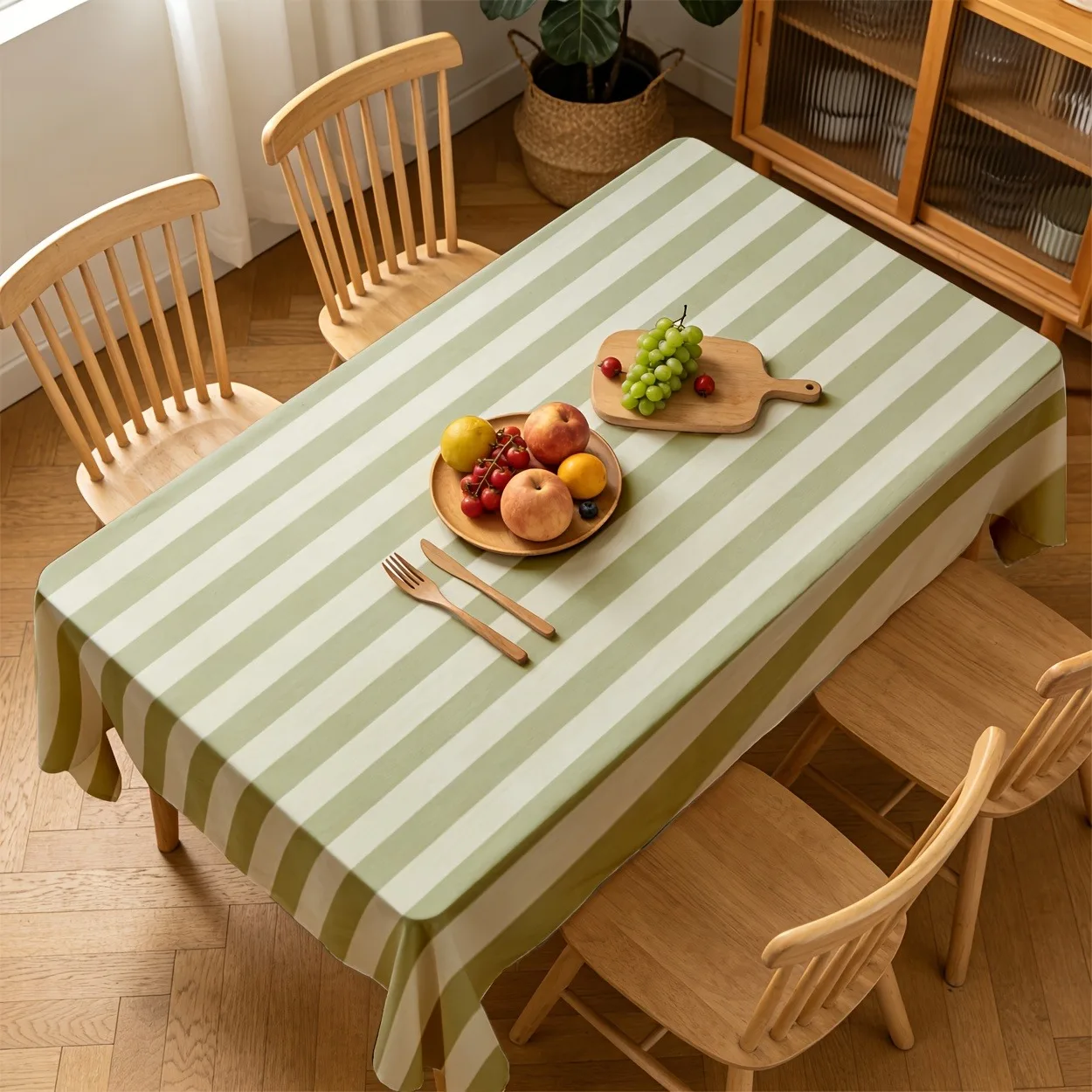 Applicable for Halloween and Christmas. One-piece rectangular tablecloth, made of durable material.