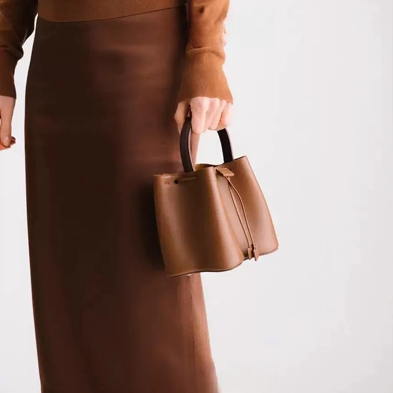 

2025 New Fashion Casual Elegant Foreign Style Women Pleated Drawstring Bucket Bag Hand Carry Shoulder Messenger Bag