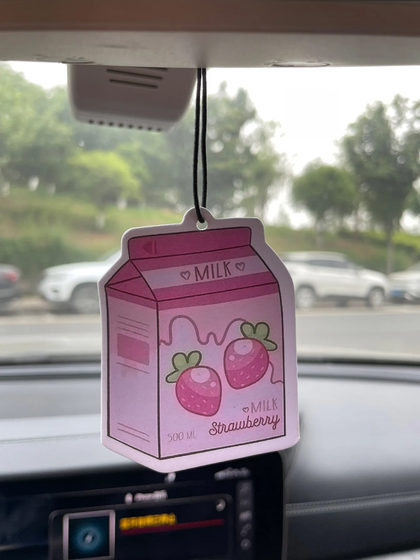 Parfum de voiture neutre cinq étoiles au parfum frais de lait/freesia et désodorisant non toxique |     Huiles essentielles naturelles et comprimés parfumés d'aromathérapie (Noroili/Pamplemousse/Cèdre) |     Type suspendu et double fonction : comme clip de ventilation |     Parfum longue durée pendant 60 à 90 jours |     Désodoriser et purifier l'air |     Convient pour une utilisation dans les voitures, les maisons, les armoires et les salles de bain. |     Même parfum que celui vendu en magasin