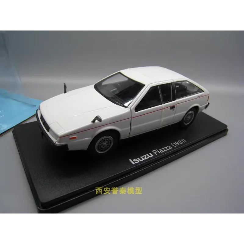 Diecast IXO 1/24 Scale Japanese Car Series ISUZU Piazza 1981 Alloy Car Model Collectible Toy Gift Souvenir Display Ornament