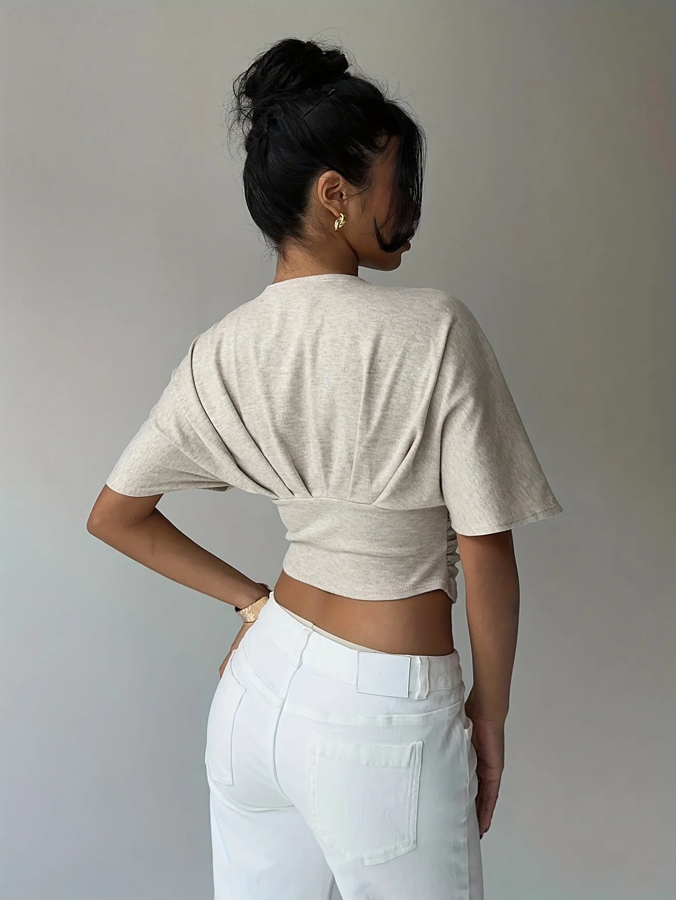 Damen Sommer T-Shirt in Aprikose mit Tiefem V-Ausschnitt und Kurzen Ärmeln, Figurbetont – Detail 2