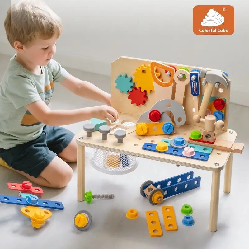 Kolorowa drewniana warsztatka dla dzieci z różnymi elementami narzędziowymi, która umożliwia dzieciom zostać małymi mechanikami.