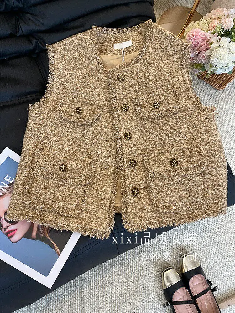 

New brown Wearing a vest with a thick tweed layer and a sleeveless