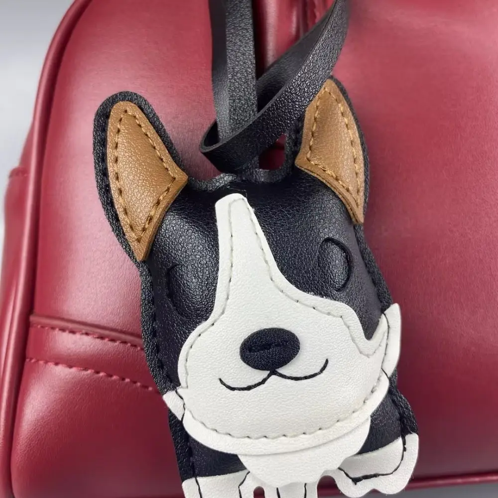 حقيبة جلدية من جلد البولي يوريثان السمين مع آذان مثلثة مستقيمة وأرجل قصيرة.