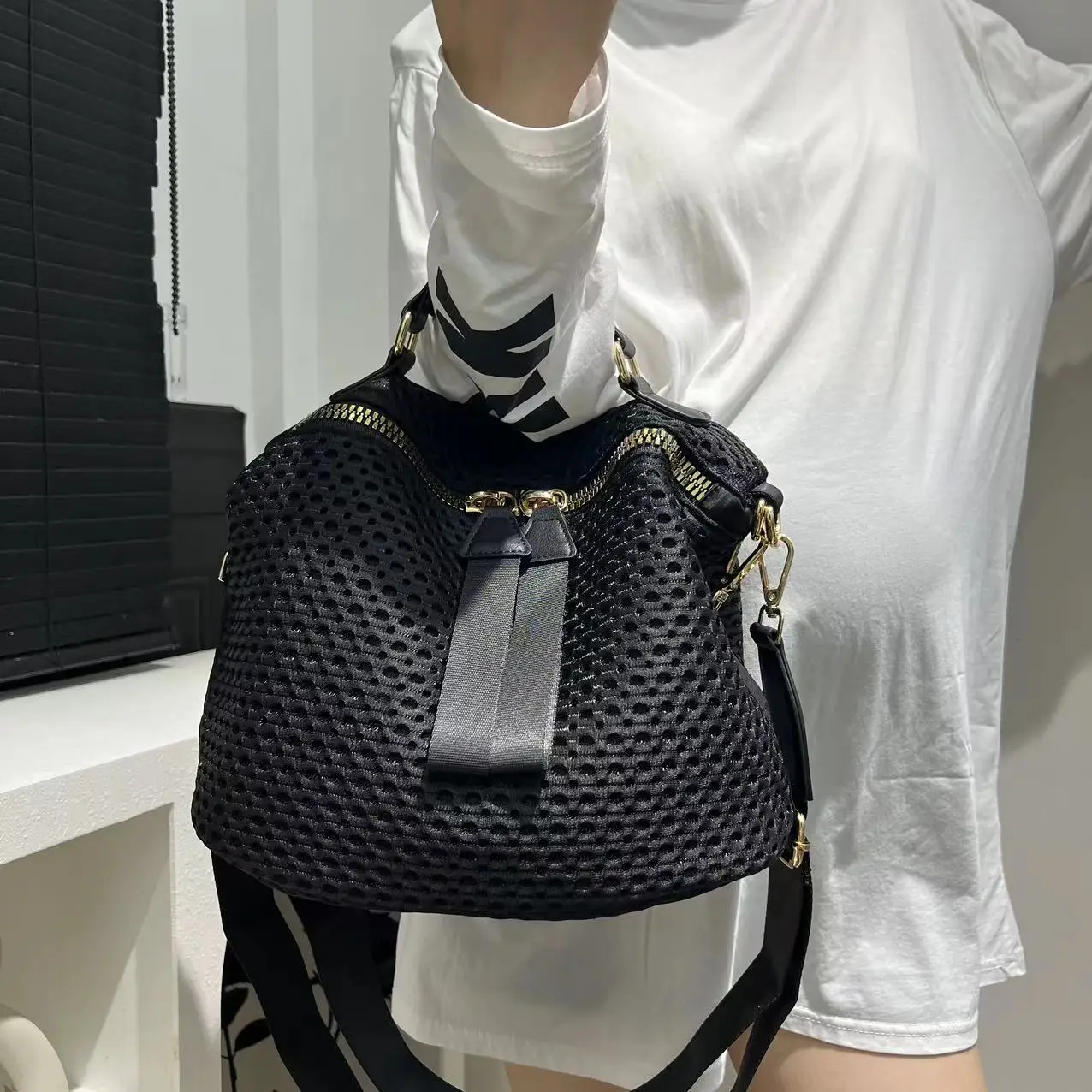 Women\'s Fashion Mesh Lightweight Shoulder Bag Daily Use Portable Wide Shoulder Strap Multifunctional Crossbody Handbag
