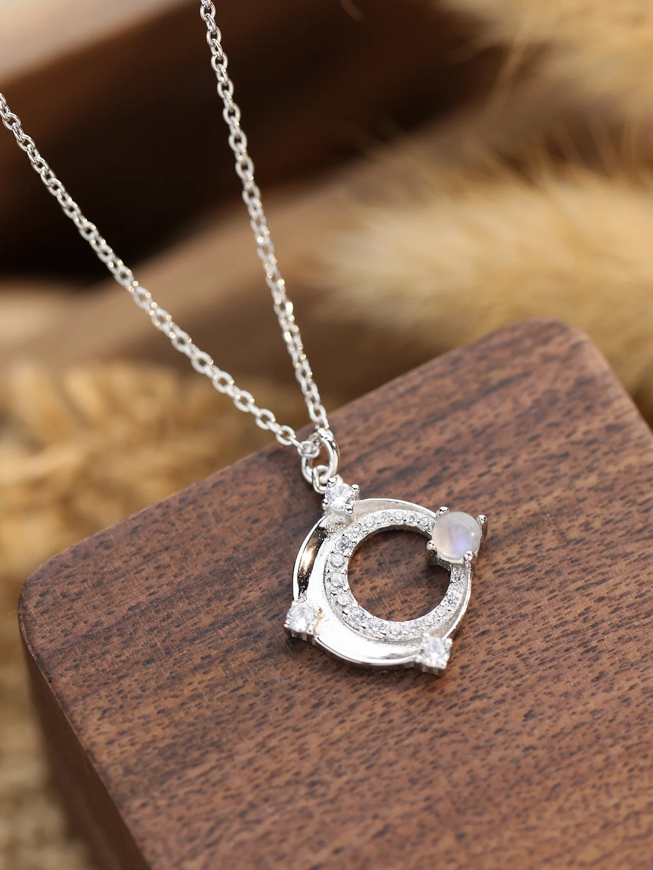 

Necklace Made of Pure 925 Silver Moon Stone and Zircon with O-shape Pendant for Sweet Style Daily Need