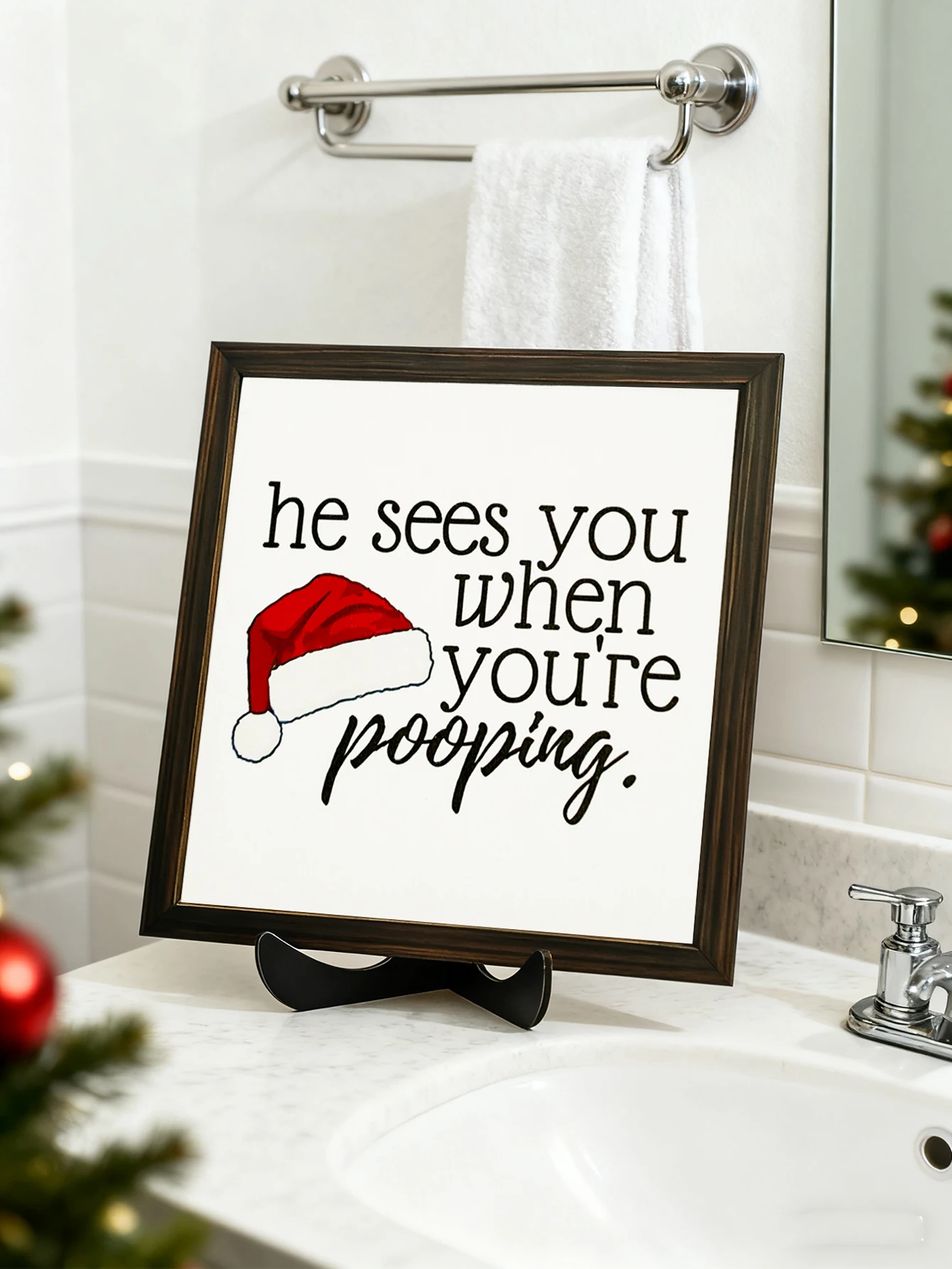 لافتة حمام مضحكة لعيد الميلاد مع قبعة سانتا الحمراء، لوحة مؤطرة لديكور عيد الميلاد، زخرفة سطح المكتب المبتكرة، هدية ديكور المرحاض المنزلي #1