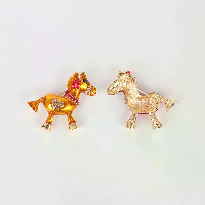 رائعة الصينية زودياك الحصان بروش دبوس للنساء الملابس معطف مجوهرات اكسسوارات الهدايا