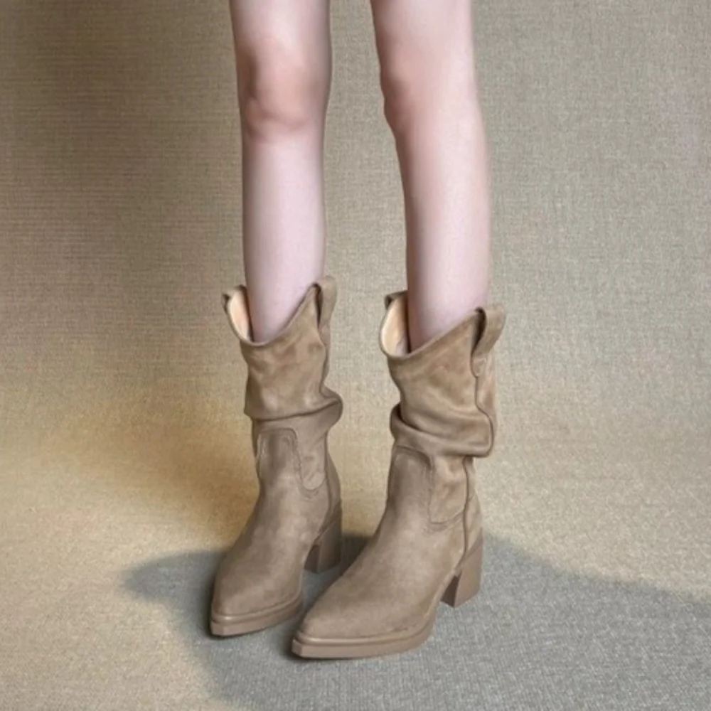 Braune Western-Stiefel mit spitzer Zehenpartie und dickem Absatz für Damen, Slip-On-Stiefel bis zur Mitte der Wade, Damenstiefel mit weitem Bein und plissiertem Flock, Botas Mujer – Detail 6