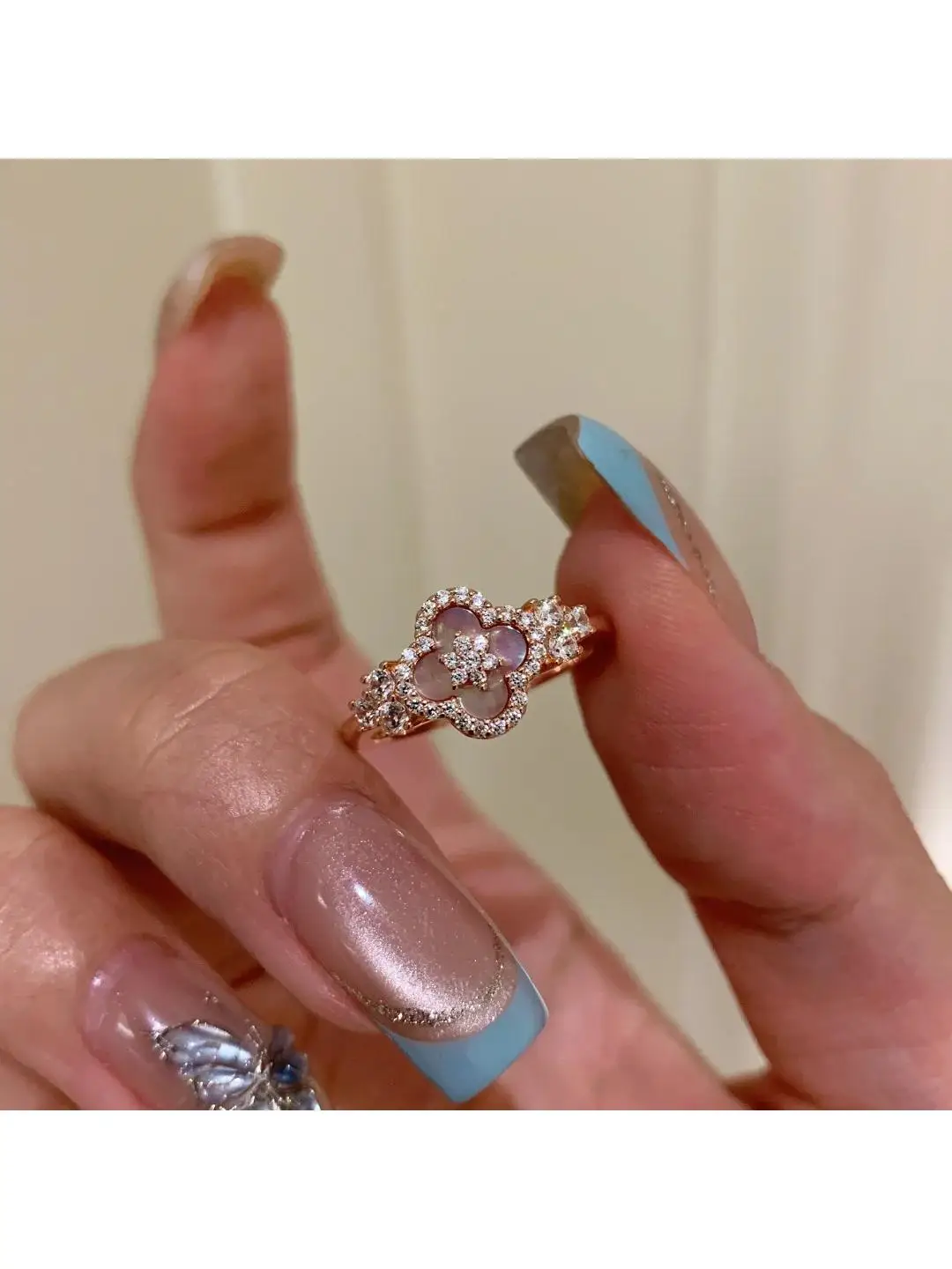 

Retro Court Sle l Pink Mother-of-Pearl Four-le Clover Ring Ele Super Fairy Design Four-le Flower Women's Ring