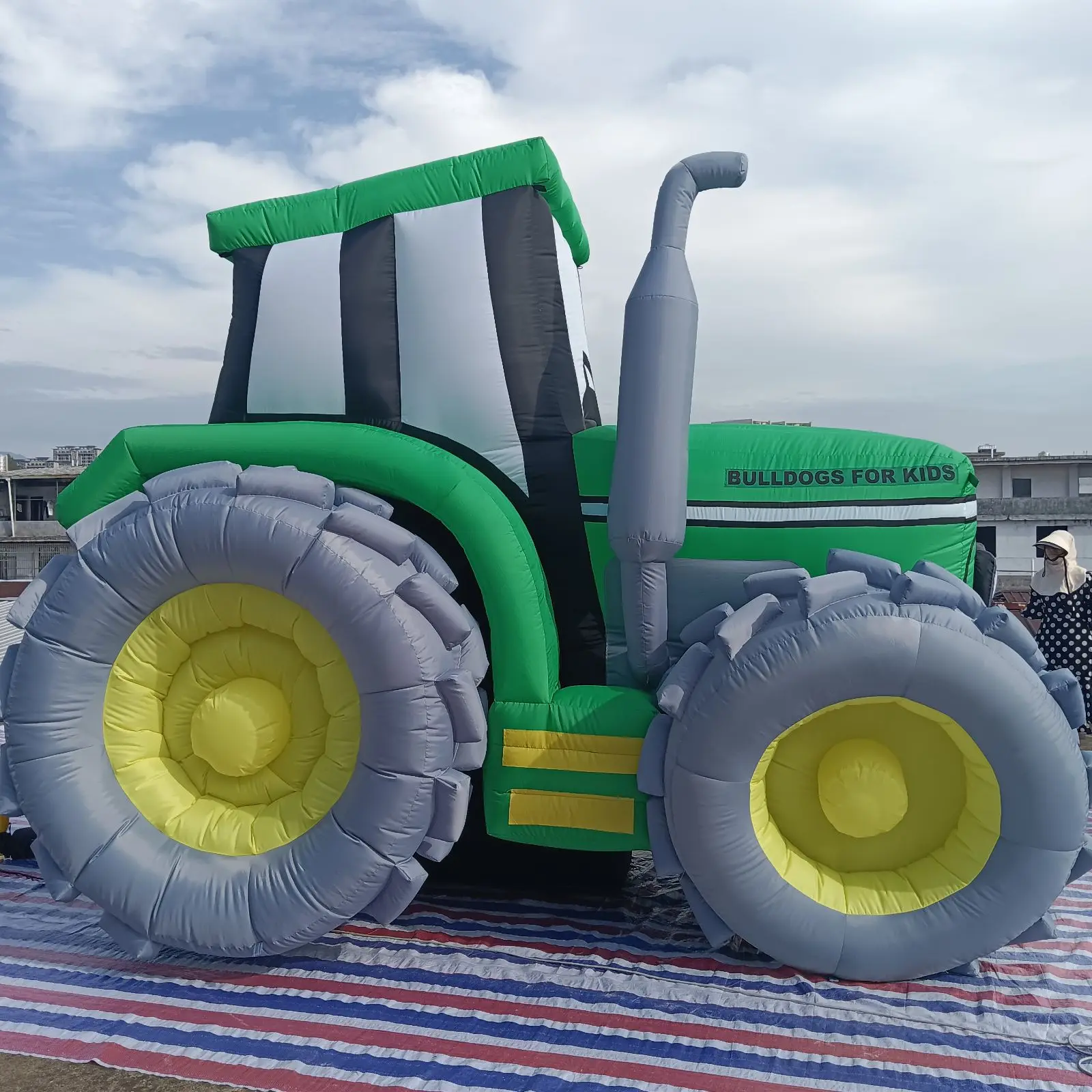 Tractor de globos inflable personalizado de fábrica profesional, modelo de vehículo novedoso para publicidad