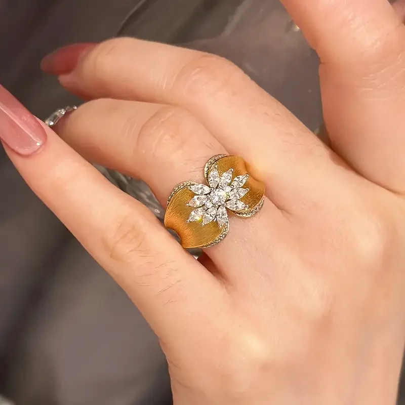 Huitan Ring mit Blumenkurvendesign, zweifarbig, für Damen, luxuriöses Hochzeits- und Verlobungs-Accessoire, bezaubernder Schmuck mit glänzendem CZ-Stein – Detail 8