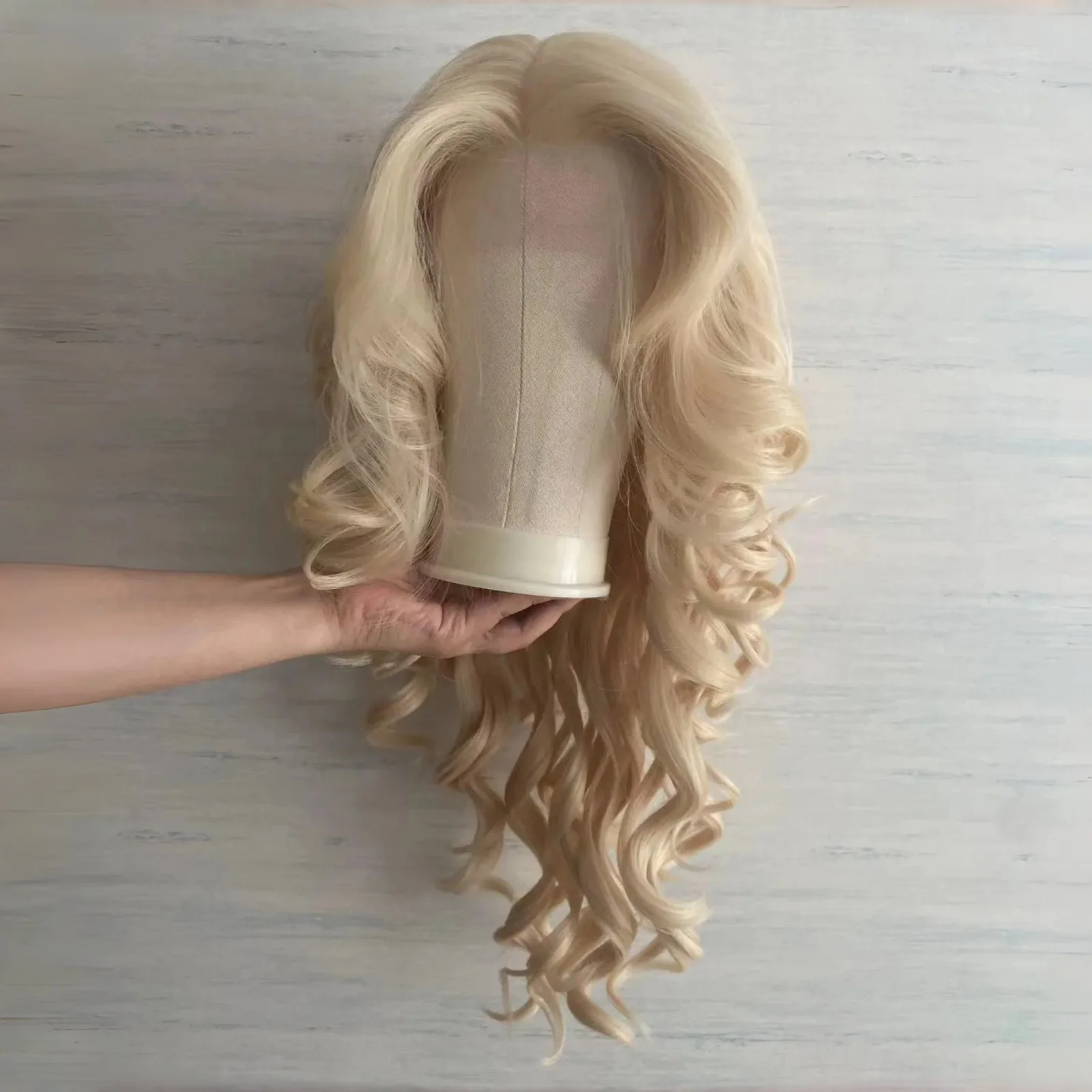 Long Blonde Loose Curly Wavy 13X4 Lace Front Wigs for Women Middle Part Honey Strawberry Blonde Synthetic Heat Resistant Cosplay