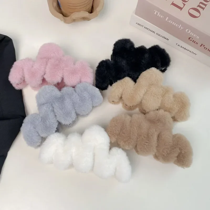 

Winter New Wave Plush Clamping Clip for Women Large Hair Volume Plush Hairpin Large Shark Clip