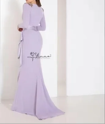 فستان أم العروس بأكمام طويلة أرجواني مخصص مع حزام حورية البحر ورقبة على شكل V فستان أم العروس مقاس كبير