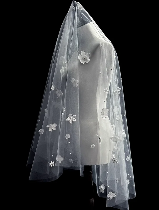 The bride's wedding veil is a super ethereal, forest-themed Korean-style floral veil, perfect for wedding photoshoots, and adorn