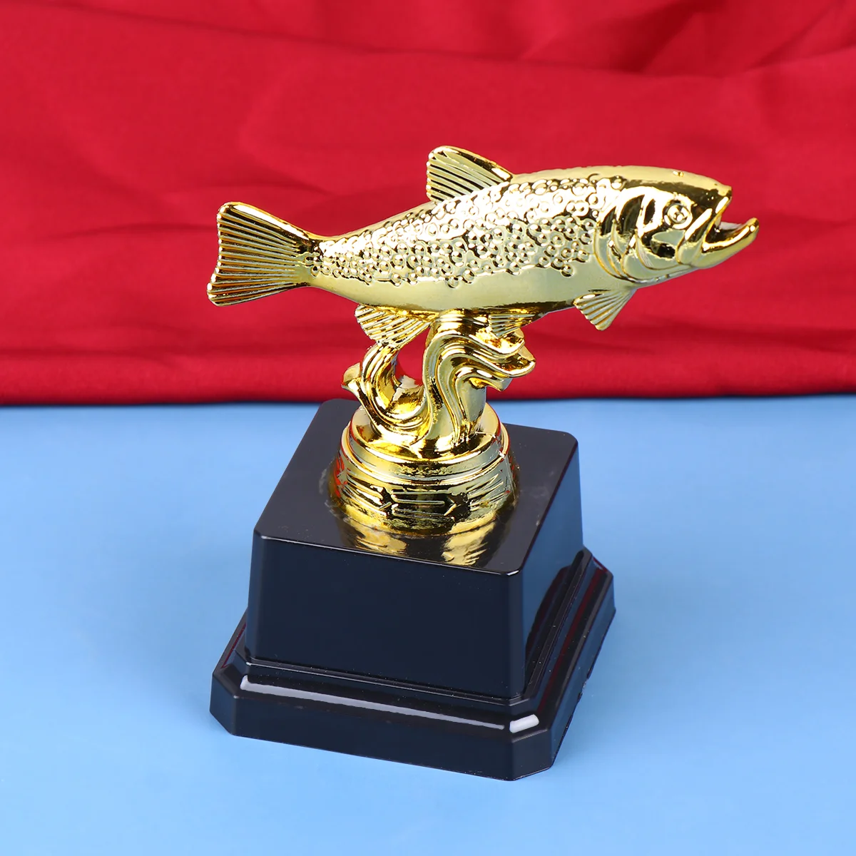 

Party Favors Figurines Creative Award Trophy Plastic Trophies With Fish Reward Trophy for Sport Competitions