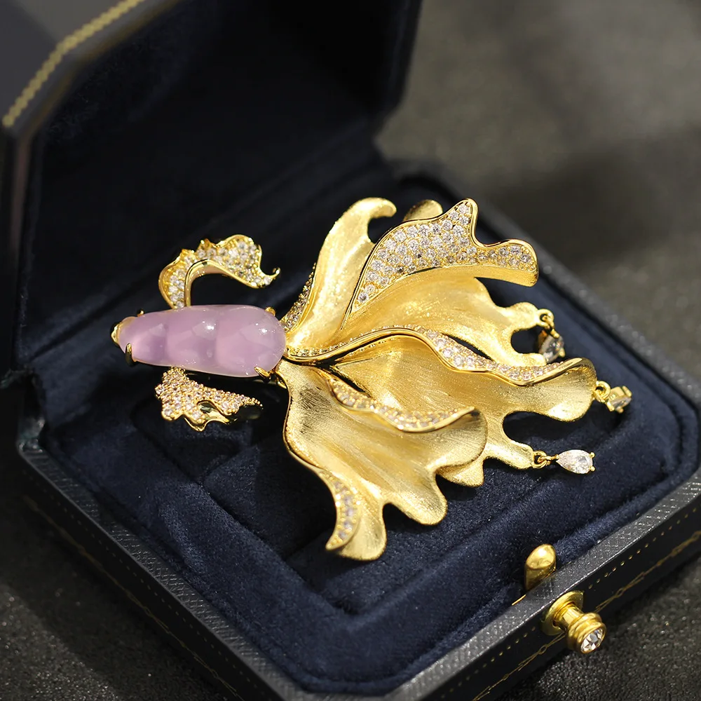 Luxury Gold Brushed Phoenix Tail Goldfish Brooch Elegant and Atmospheric Purple Jade Marine Creature Accessories Pins for women