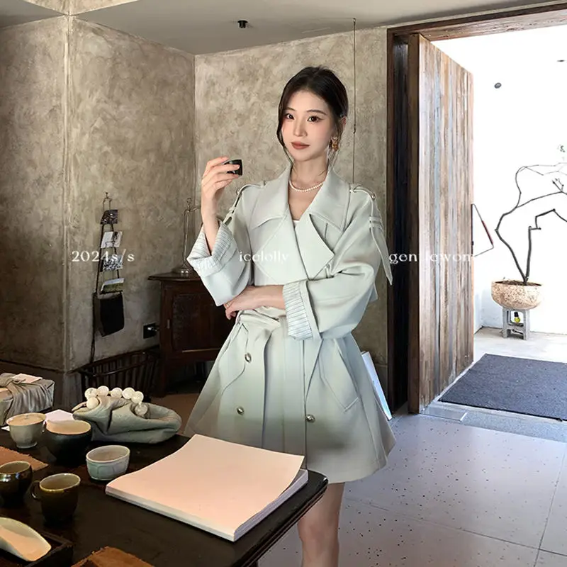 เสื้อโค้ทเทรนช์สไตล์อังกฤษสำหรับผู้หญิง ฤดูใบไม้ผลิ/ฤดูใบไม้ร่วง ปี 2025 ความยาวระดับเข่า กระดุมสองแถว ปกสีขาว แบบสั้น