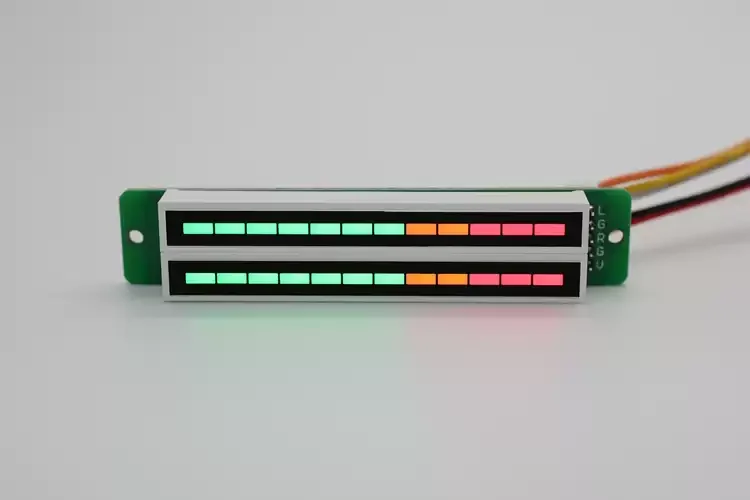 Dual 12-bit dual-channel LED music spectrum level indicator (7 green, 2 orange, 3 red)