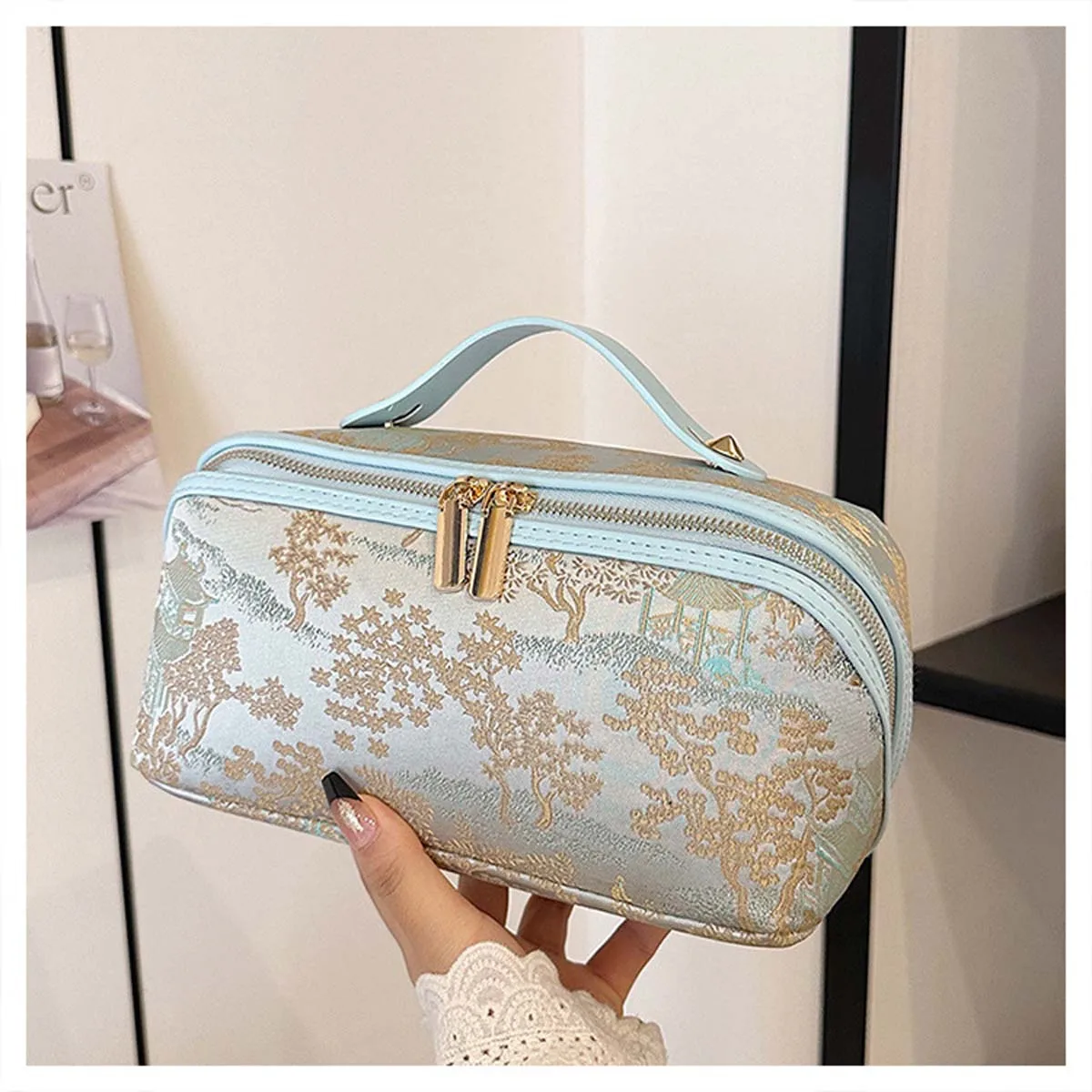 

New antique makeup bag Portable large capacity portable toiletry bag Cosmetics storage Vintage lace bow embroidery