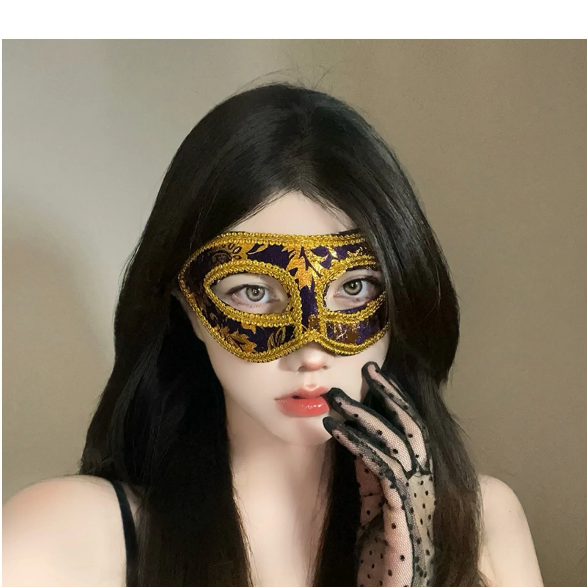 

Маска-головной убор с перьями и кружевной отделкой для костюмированных выступлений