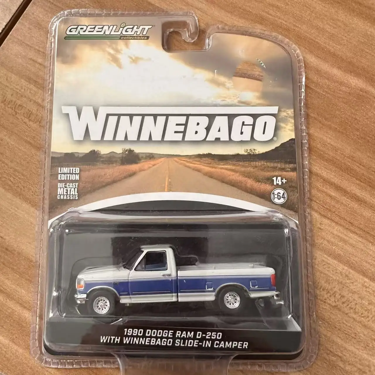 Chevrolet Impalafort Challenger Volkswagen Van RV Travel Model Alloy Toy Car Model Collection