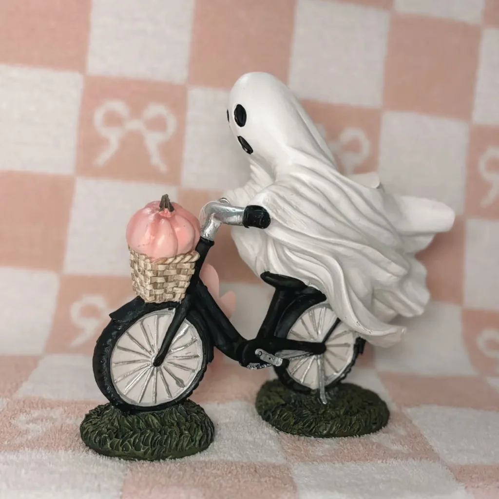 

New Cute 2024 Halloween Decoration Ghost Pink Pumpkin with Fairy and Ghoul Cycling Party Scene Home Desktop Resin Ornament Gift