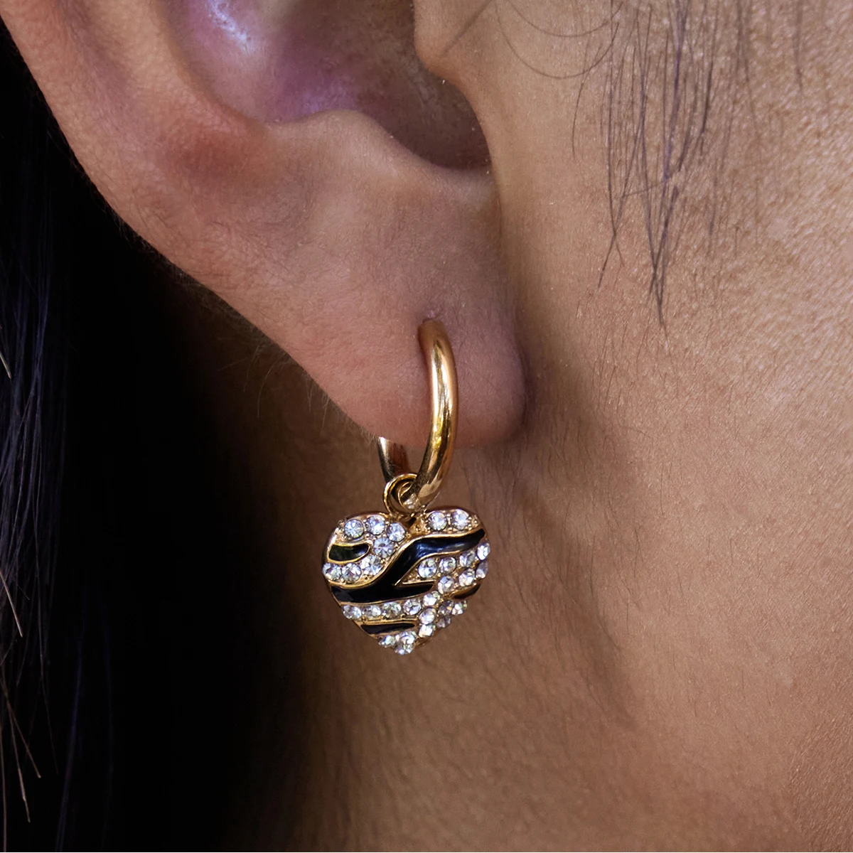 

AIKOER Vintage Classic 18K Gold Color Plated Black Drip Oil White Rhinestone Heart-Shape Pendant Earring Stainless Steel Jewelry